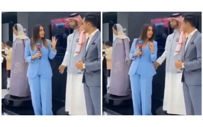 il robot umanoide programmato con l intelligenza artificiale palpeggia una giornalista la scena choc in arabia saudita video