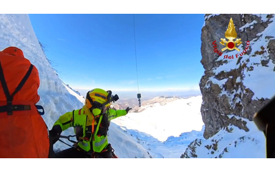 il salvataggio rischioso e spettacolare dei vigili del fuoco sul monte mondol cos hanno recuperato tre alpinisti video