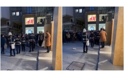 Il tenore Misha Pablo si esibisce in strada a Firenze e viene multato: “Trattato come un delinquente, sono arrivati 15 agenti mentre cantavo arie liriche”