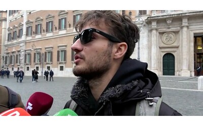Il tiktoker “Ruttovibe” si “esibisce” in piazza Montecitorio:...