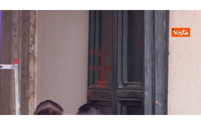 Imbrattato nella notte il portone di Palazzo Chigi con una scritta rossa. Poi ripulito: le immagini