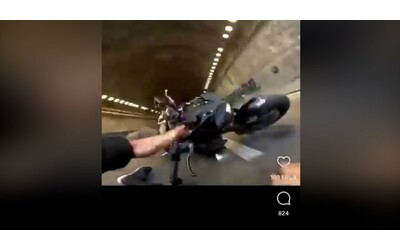 Impenna con la moto nella Galleria Laziale di Napoli e pubblica il video sui...