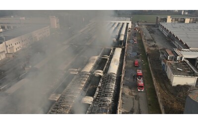 Incendio a Concorezzo, a fuoco diversi capannoni. I vigili del fuoco al lavoro dalla notte: immagini dal drone