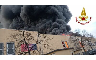 incendio in un azienda di materiale plastico del milanese il comune il consiglio quello di tenere chiuse le finestre