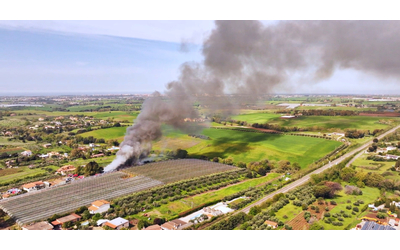 Incendio in una discarica abusiva di pneumatici ad Ardea. Il Comune: “Tenete le finestre chiuse”. Il video dal drone