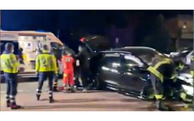Incidente per Balotelli, il calciatore esce di strada e distrugge l’auto. E rifiuta di sottoporsi l’alcoltest – video