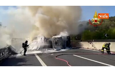 Incidente stradale sulla A1, camion in fiamme: le immagini dell’intervento dei Vigili del fuoco – Video
