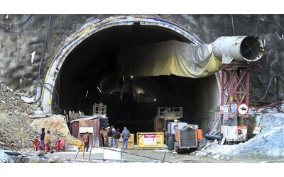 india portati in salvo tutti i 41 operai rimasti bloccati in un tunnel stradale himalayano per 17 giorni