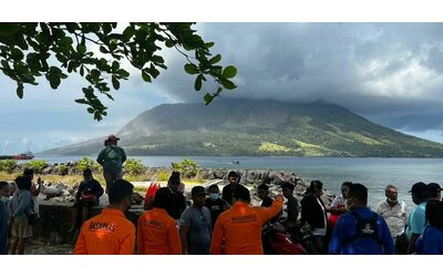 Indonesia, allerta massima per cinque eruzioni del vulcano Ruang: chiuso l’aeroporto ed evacuate le zone limitrofe