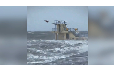 Infuria la tempesta Isha ma lui si tuffa in mare da una torre: il video da brividi al largo della costa di Galway