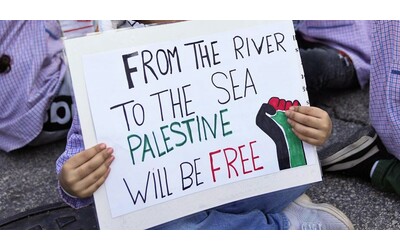 insegnante in classe con la maglietta pro palestina la famiglia di una studentessa di origini israeliane valuta denuncia