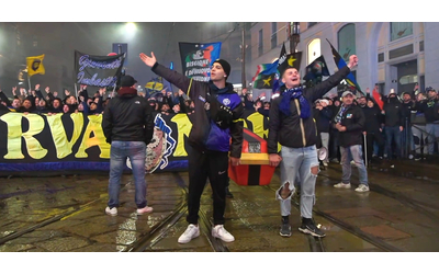 inter campione d italia i tifosi portano una bara coi colori del milan in piazza duomo video