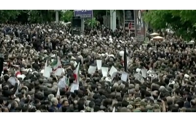 iran a tabriz migliaia di persone rendono omaggio al presidente raisi