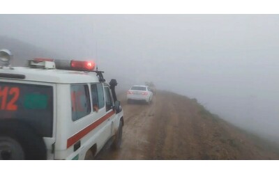 iran decine di soccorritori lavorano alle ricerche dell elicottero del presidente raisi la zona coperta da una fitta coltre di nebbia
