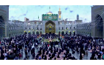 iran i fedeli in lutto si riuniscono nella citt natale di raisi per la preghiera le immagini da mashhad