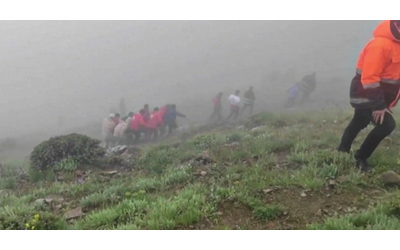 iran il recupero delle salme lungo il versante della montagna i soccorritori portano via i resti di raisi