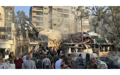 israele attacca damasco l edificio dell ambasciata raso al suolo le immagini dopo il raid