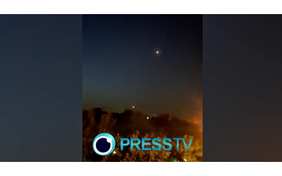 israele attacca l iran nel video la difesa aerea di teheran abbatte i droni vicino a isfahan