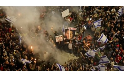 israele centomila in piazza a tel aviv contro il governo netanyahu la protesta pi imponente da ottobre tafferugli con la polizia