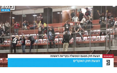 israele i familiari degli ostaggi interrompono la seduta della knesset la protesta contro il governo con le mani dipinte di giallo