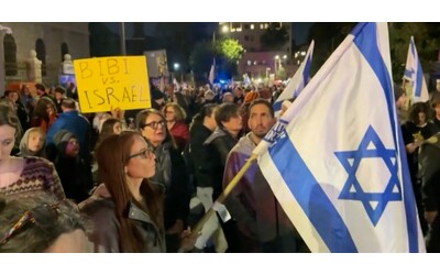 Israele, in migliaia contro il governo Netanyahu e per il cessate il fuoco a Gaza: “Bibi dimettiti”
