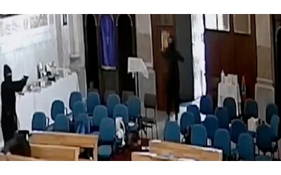 Istanbul, il momento dell’assalto ripreso dalle telecamere all’interno della chiesa italiana. Morto un uomo (video)