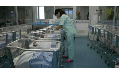 Istat, natalità ancora in calo nel 2023 in Italia. Meno decessi, più...