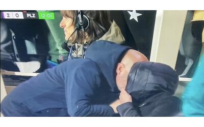 italiano vola da una giornalista a bordo campo dopo il gol di biraghi il presunto bacio fra i due anima le interpretazioni sui social