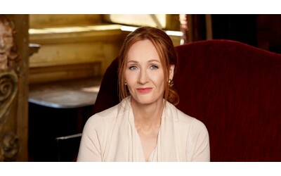 J.K. Rowling tuona: “Quell’assassino trans non è una donna. Questi non...