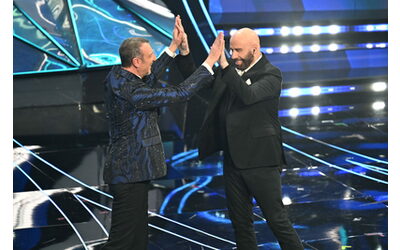 John Travolta, le scarpe sponsorizzate e quel siparietto sul palco di Sanremo con Amadeus: “Io posso farlo senza scarpe”