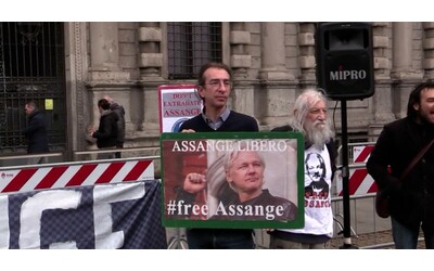 Julian Assange, in Consiglio a Milano si vota per la concessione della cittadinanza onoraria: presidio fuori da Palazzo Marino – Video
