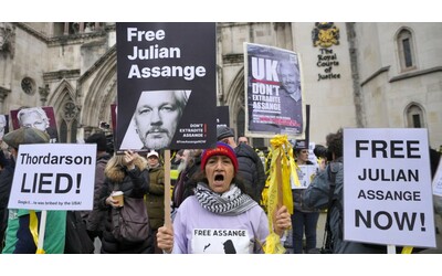 julian assange prosegue la caccia ma londra si vergogna e fa una pausa