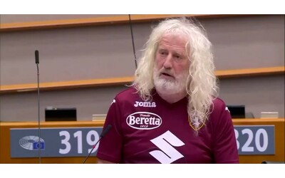 juve mer forza toro l intervento al parlamento europeo del deputato irlandese con addosso una maglia del torino video