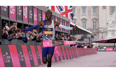 Kelvin Kiptum, morto in incidente stradale a 24 anni il recordman mondiale di maratona