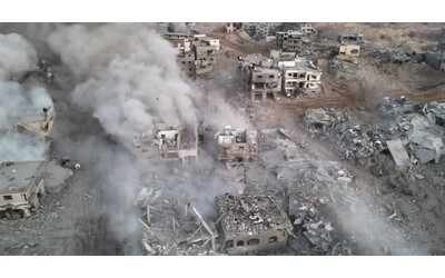 khan yunis rasa al suolo della citt della striscia di gaza rimangono solo macerie le impressionanti immagini dall alto video