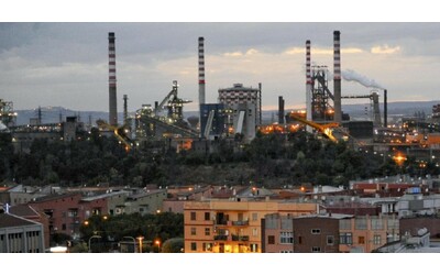 L’acciaieria di Taranto piomba ancora nell’incertezza. “Mittal indisponibile”: Invitalia chiede il commissario. Crisi riaperta per 20mila lavoratori