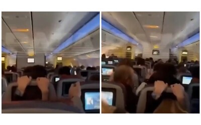 L’aereo viaggia a 1.200 km/h a causa dei forti venti e i passeggeri si aggrappano ai sedili: panico a bordo
