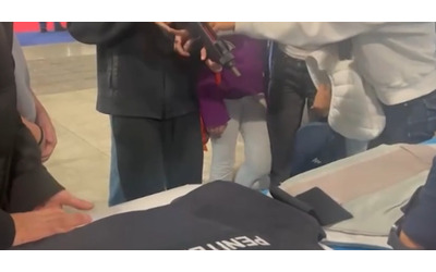 L    agente della Penitenziaria spiega agli studenti  come   usare  una mitraglietta all   evento per orientarsi sul lavoro