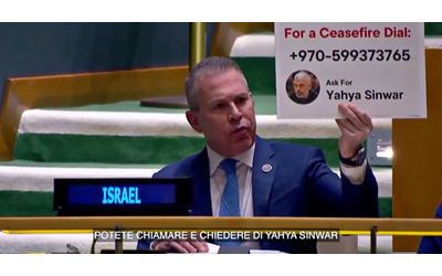 L’ambasciatore israeliano all’Onu mostra un cartello col numero di telefono del capo di Hamas: “Chiamate lui se volete il cessate il fuoco”