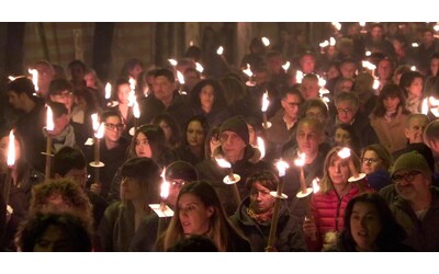 L’Aquila, in migliaia alla fiaccolata per ricordare le 309 vittime nel quindicesimo anniversario del terremoto che sconvolse l’Abruzzo
