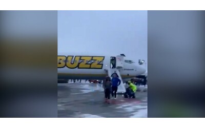 L’areo si riempie di fumo poco dopo l’accensione dei motori: passeggeri evacuati con gli scivoli all’aeroporto di Stoccolma – Video