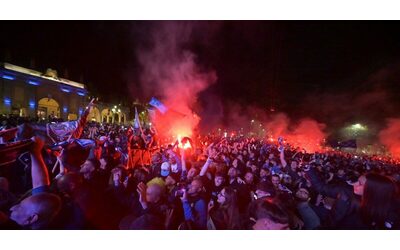 l atalanta vince l europa league bergamo esplode di gioia e spunta anche un trattore le immagini della festa
