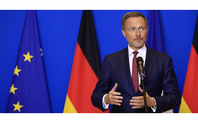 L’aut aut del ministro tedesco Lindner: “Se vogliamo dare i soldi all’Ucraina dobbiamo ridurre spesa sociale e sussidi in patria”