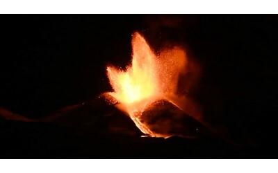 l etna d spettacolo con un intensa fontana di lava dal cratere sud est l attivit visibile anche da taormina e catania