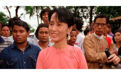 L’ex leader birmana Aung San Suu Kyi è uscita di prigione: trasferita ai...