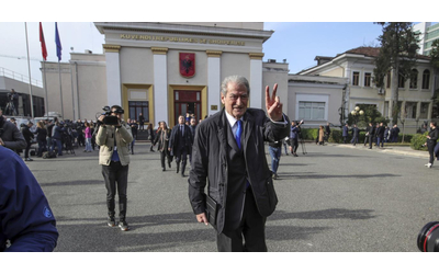 L’ex premier albanese Berisha finisce agli arresti domiciliari. E’...