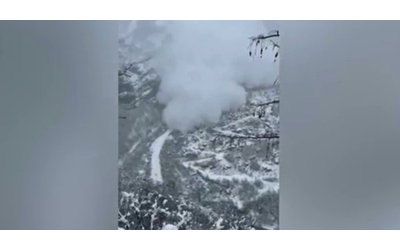 l impressionante video della slavina che ha isolato gressoney la massa di neve raggiunge il fondovalle video