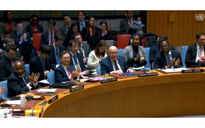 L’Onu adotta la prima risoluzione che chiede il cessate il fuoco a Gaza: applauso dopo l’approvazione con 14 voti a favore e un astenuto