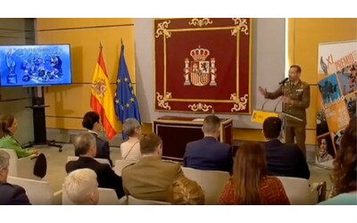 L’originale esibizione del tenente colonnello spagnolo alla premiazione...