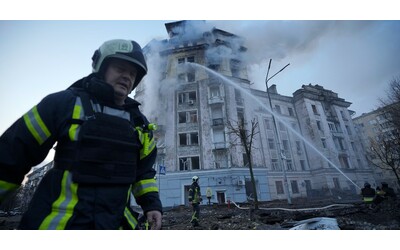 L’Ue avverte Mosca: “Non usi gli attentati come pretesto contro l’Ucraina”. Razzi russi su Kiev, esplosioni anche all’aeroporto